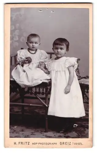 Fotografie Heinrich Fritz, Greiz, Weststrasse 6, Portrait kleines Mädchen im weissen Kleid und Kleinkind mit Ball