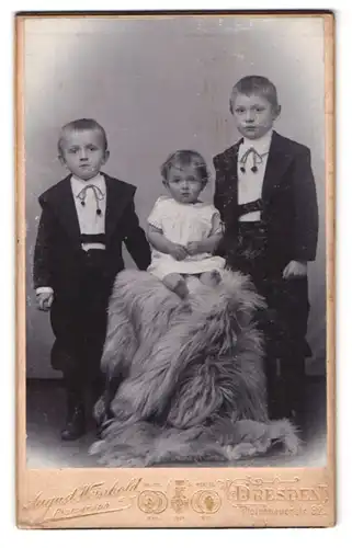 Fotografie A. Weinhold, Dresden-A., Pfotenhauer-Strasse 32, Portrait zwei Jungen in Anzügen mit einem Kleinkind