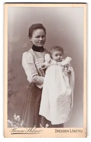 Fotografie Bruno Stelzer, Dresden-Löbtau, Reisewitzerstrasse 20, Portrait bürgerliche Dame mit Kleinkind auf dem Arm