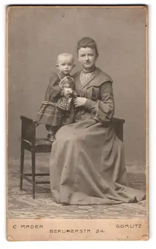 Fotografie C. Mader, Görlitz, Berlinerstrasse 24, Portrait bürgerliche Dame und Kleinkind mit Puppe