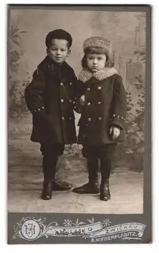 Fotografie Fotograf unbekannt, Zwicker, Portrait zwei kleine Jungen in winterlicher Kleidung