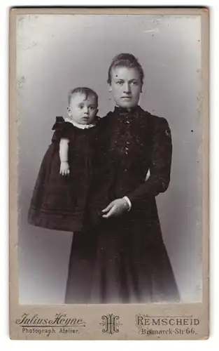 Fotografie Julius Heyne, Remscheid, Bismarck-Strasse 66, Portrait bürgerliche Dame mit Kleinkind auf dem Arm