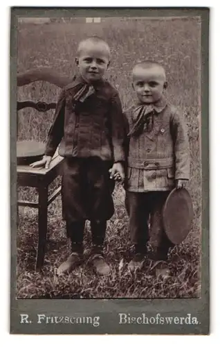 Fotografie R. Fritzsching, Bischofswerda, Portrait zwei Kleine Jungen in zeitgenössischer Kleidung