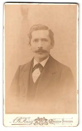Fotografie A. R. Heisig, Dresden- Striesen, Portrait modisch gekleideter Herr mit Moustache