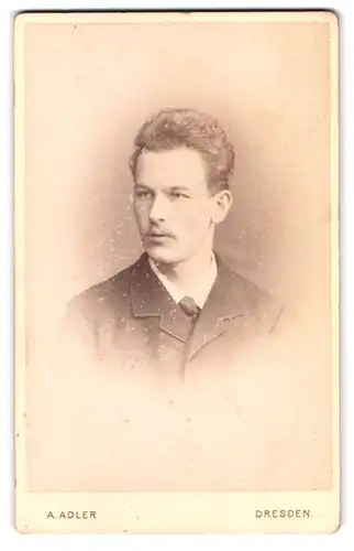 Fotografie A. Adler, Dresden, Victoria Strasse 21, Portrait junger Herr in modischer Kleidung