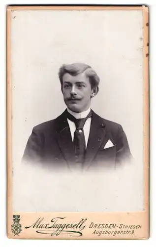 Fotografie Max Taggesell, Dresden-Striesen, Augsburgerstrasse 9, Portrait eleganter Herr mit Moustache