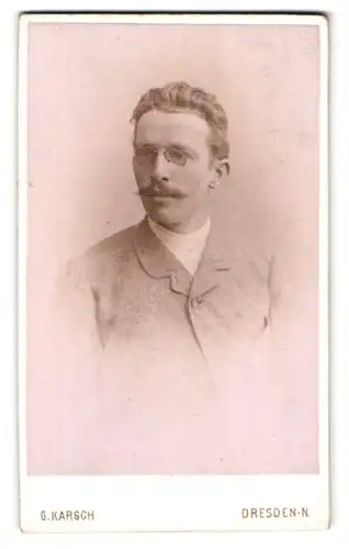 Fotografie Gustav Karsch, Dresden-N., Gr. Meissenerstrasse 17, Portrait charmanter Herr mit Zwicker und Moustache