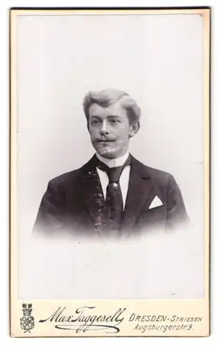 Fotografie Max Taggesell, Dresden-Striesen, Augsbrugerstrasse 9, Portrait eleganter Herr mit Oberlippenbart