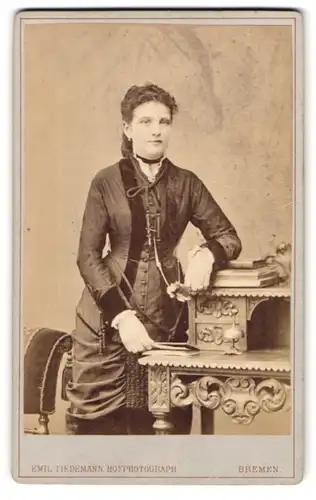 Fotografie Emil Tiedemann, Bremen, Portrait junge Dame in hübscher Kleidung