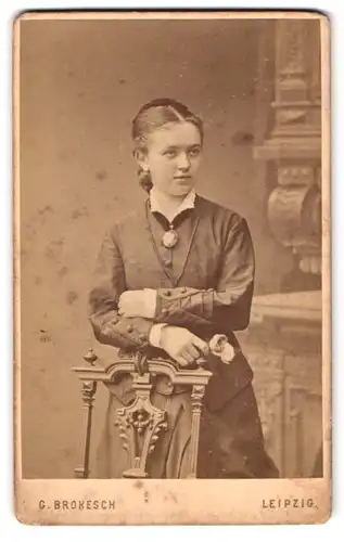 Fotografie Georg Brokesch, Leipzig, Zeitzerstrasse 19 c, Portrait modisch gekleidete Dame mit Amulett