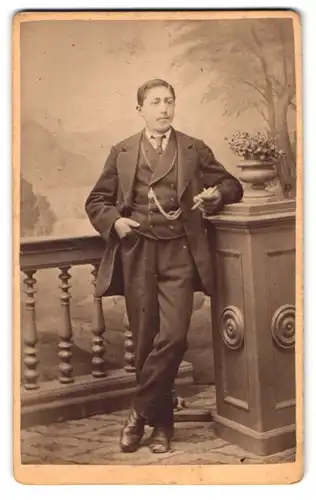 Fotografie Franz Xaver Forster, Dornbirn, Eisengasse, Portrait junger Herr im Anzug mit Zigarre