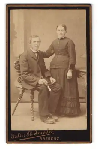 Fotografie Th. Immler, Bregenz, Portrait bürgerliches Paar in schlichter Kleidung