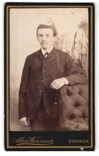 Fotografie Albert Winsauer, Dornbirn, Eisengasse 9, Portrait junger Mann in modischer Kleidung