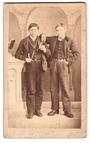 Fotografie unbekannter Fotograf und Ort, Portrait zwei junge Männer in Anzügen