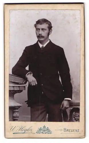 Fotografie W. Högler, Bregenz, Portrait modisch gekleideter Herr mit Zwirbelbart