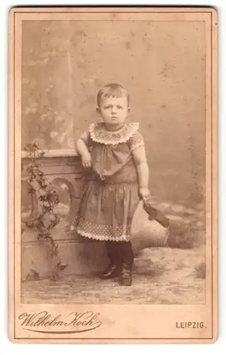 Fotografie Wilhlem Koch, Leipzig, Zeitzer Strasse 16, Portrait kleines Mädchen im modischen Kleid