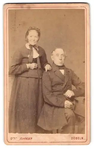 Fotografie Otto Johnsen, Döbeln, Breite-Strasse 331, Portrait älteres Paar in zeitgenössischer Kleidung