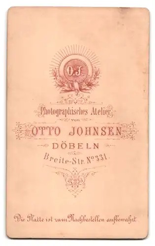 Fotografie Otto Johnsen, Döbeln, Breite-Strasse 331, Portrait älteres Paar in zeitgenössischer Kleidung