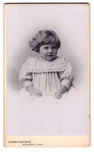 Fotografie Herm. Knetsch, Münster i /Westf., Portrait kleines Mädchen im hübschen Kleid