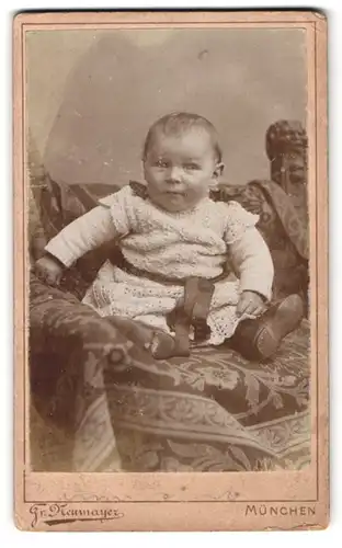 Fotografie Fr. Neumayer, München, Neuhauserstrasse 29, Portrait süsses Kleinkind in hübscher Kleidung