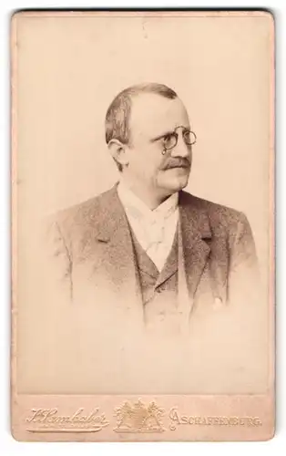 Fotografie J. Samhaber, Aschaffenburg, Portrait bürgerlicher Herr mit Zwicker und Oberlippenbart