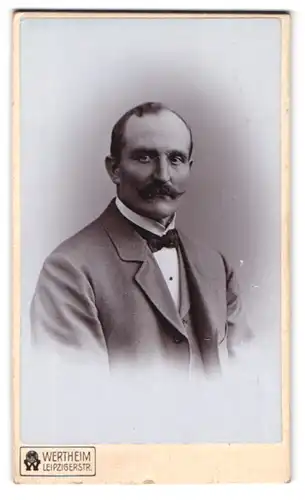 Fotografie Wertheim, Berlin, Leipzigerstrasse, Portrait eleganter Herr mit Oberlippenbart