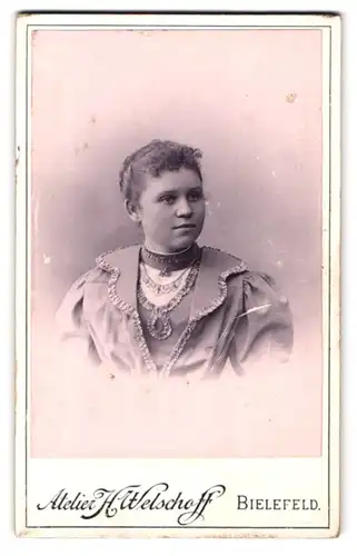 Fotografie H. Welschoff, Bielefeld, Göbenstrasse 26, Portrait junge Dame im hübschen Kleid