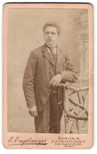 Fotografie E. Engelmeyer, Berlin-N, Artillerierstrasse 9, Portrait junger Mann in modischer Kleidung