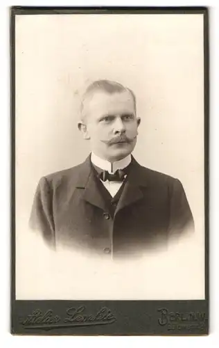 Fotografie Georg Lemkie, Berlin-W, Bülowstrasse 8, Portrait eleganter Herr mit Moustache