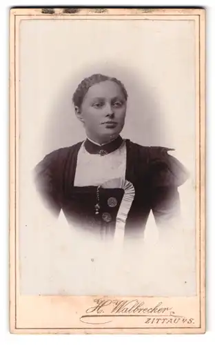 Fotografie H. Walbrecker, Zittau i /S., Breite Strasse 9, Portrait junge Dame mit zurückgebundenem Haar