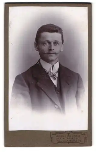 Fotografie Julius Grusche, Neugersdorf i /S., Portrait eleganter Herr mit Oberlippenbart