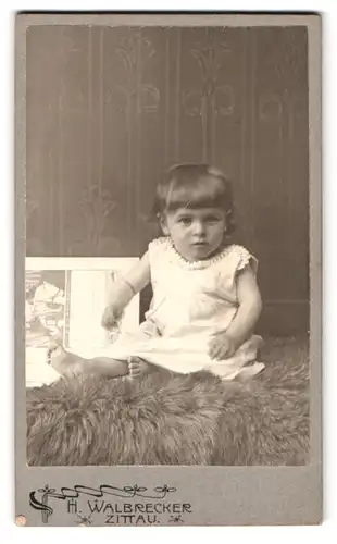 Fotografie H. Walbrecker, Zittau, Theodor Körner Allee, Portrait süsses Kleinkind im weissen Kleid