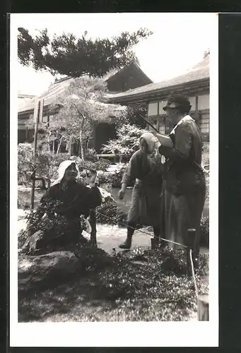 Foto-AK Japan, Japanerin bei der Arbeit im Garten