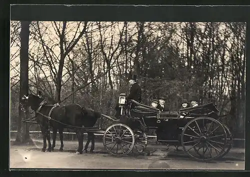 AK Pferdekutsche mit Fahrgästen und dem Kutscher auf dem Bock