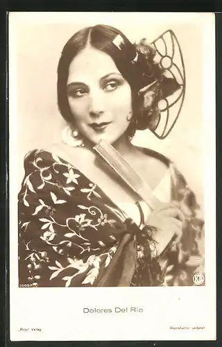 AK Schauspielerin Dolores Del Rio mit Fächer in nachdenklicher Pose