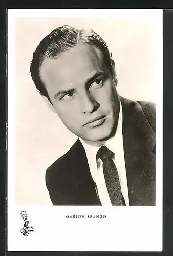 AK Schauspieler Marlon Brando in Anzug im Portrait