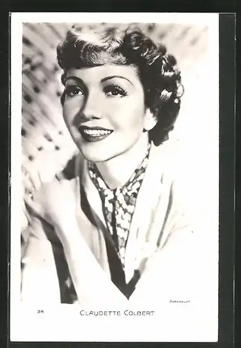 AK Schauspielerin Claudette Colbert mit freundlichem Lächeln