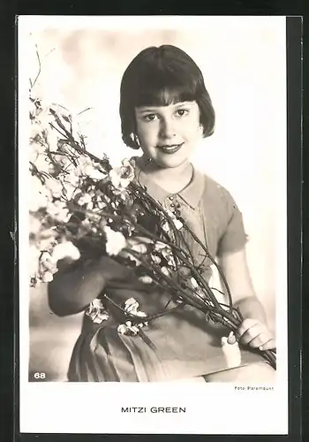 AK Schauspielerin Mitzi Green im Kleid mit Blütenzweigen