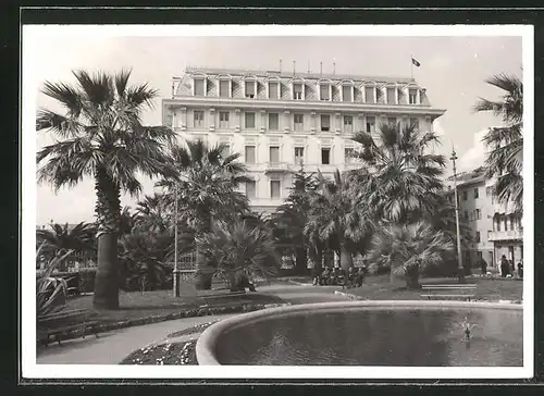 AK Varazze, Blick aus Anlagen auf ein Hotel