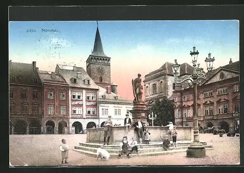 AK Jitschin / Gitschin / Jicin, Namesti, Brunnen am Marktplatz