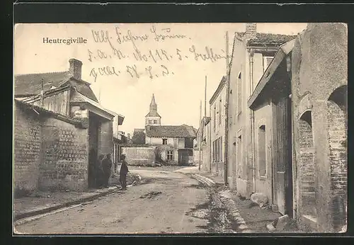 AK Heutregiville, Strassenpartie gegen Kirchturm