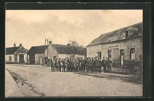 AK Menneville, Strassenpartie mit Soldaten