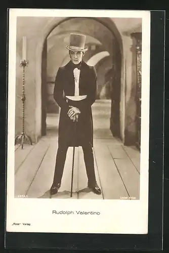 AK Schauspieler Rudolph Valentino mit Zylinderhut