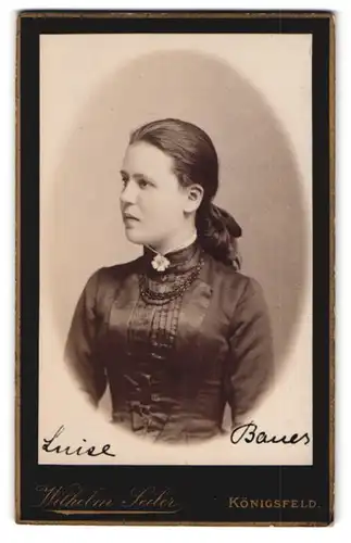 Fotografie Wilhelm Seiler, Königsfeld, junge Dame mit Zopf und Schleife im Haar