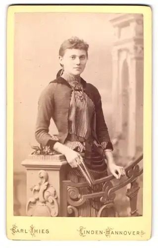 Fotografie Carl Thies, Linden-Hannover, Deisterstrasse 1, Frau im gestreiftem Kleid