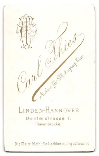 Fotografie Carl Thies, Linden-Hannover, Deisterstrasse 1, Frau im gestreiftem Kleid