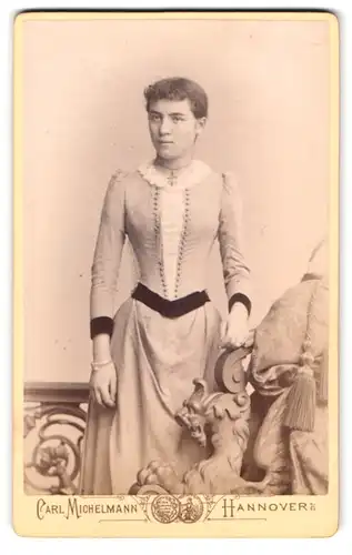 Fotografie Carl Michelmann, Hannover, Ständehausstrasse 2, Dame im tailliertem Kleid