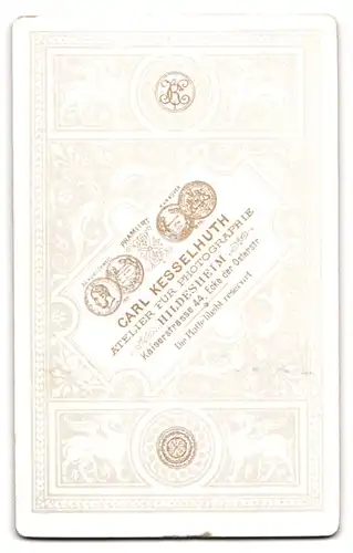 Fotografie Carl Kesselhuth, Hildesheim, Kaiserstrasse 44, Mädchen mit geflochtenem Zopf