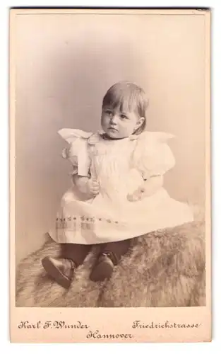 Fotografie Karl F. Wunder, Hannover, kleines Mädchen sitzt auf Fell