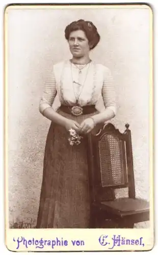 Fotografie C. Hänsel, Ort unbekannt, junge Frau mit Blume in der Hand